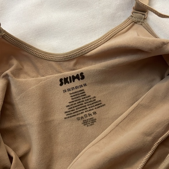 SKIMS SEAMLESS SCULPT MID THIGH BODYSUIT - Picture 2 of 3